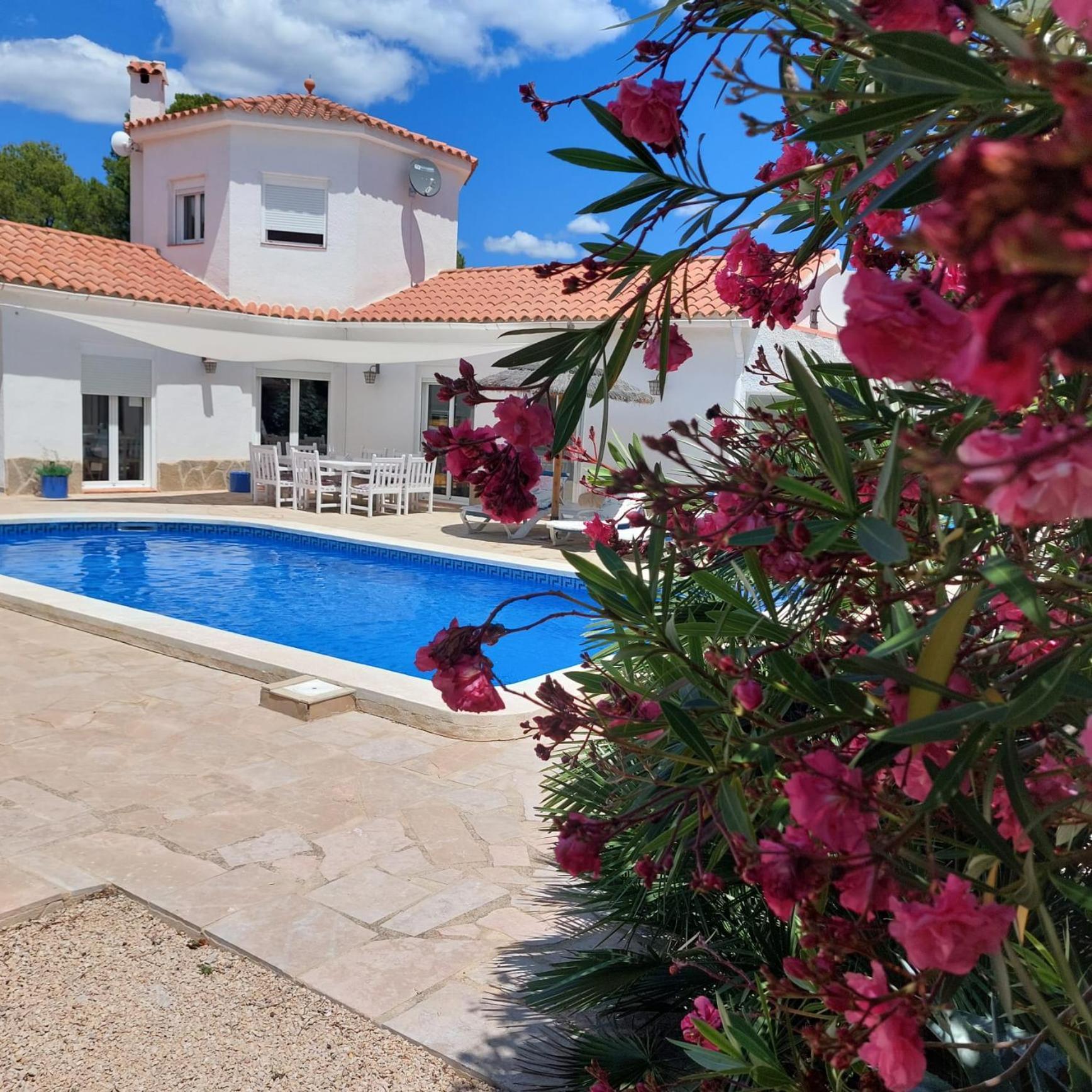 Villa Voor 8 Personen Met Zwembad Calafat Luaran gambar